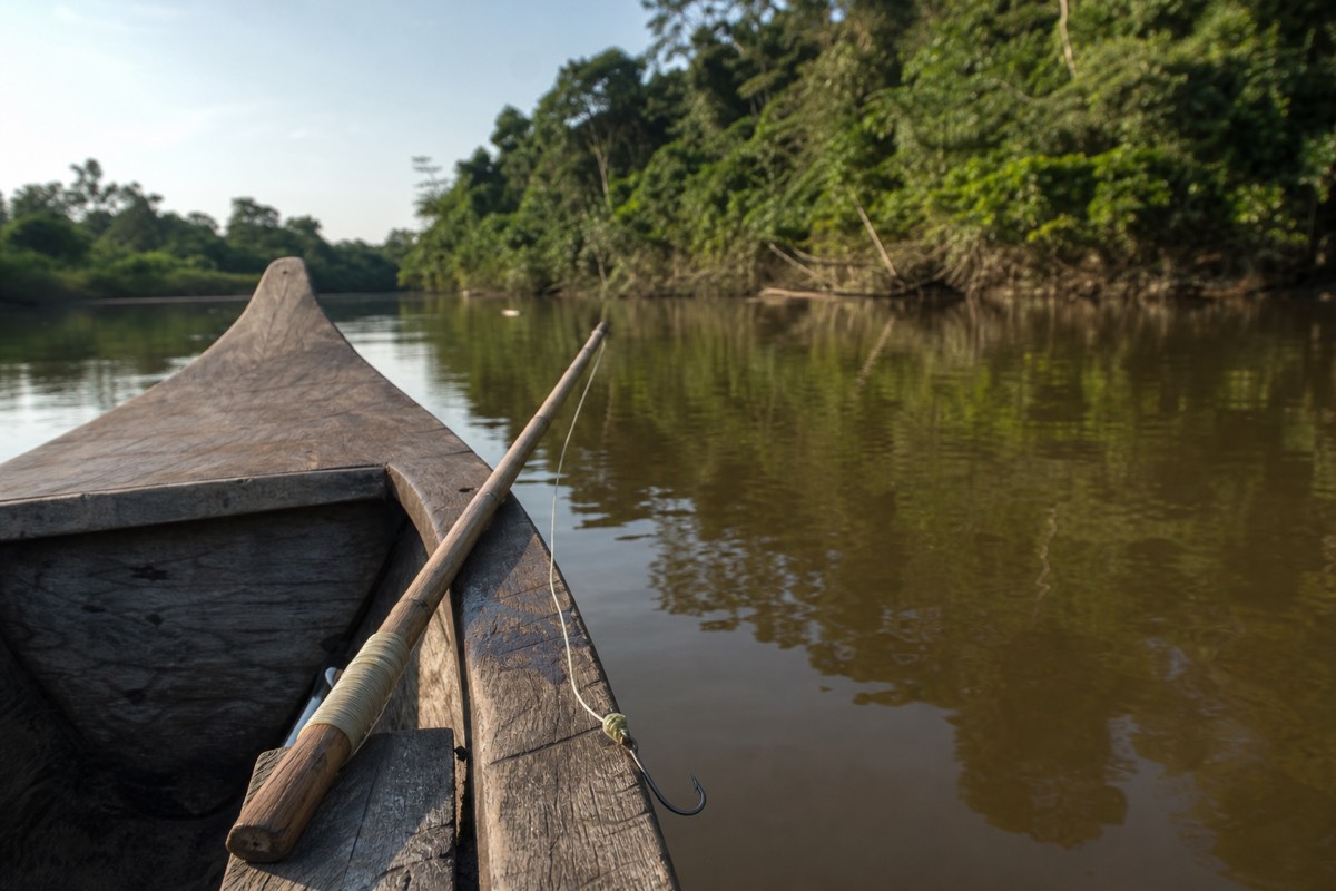 A simple hand line set up for piranha fishing from a canoe